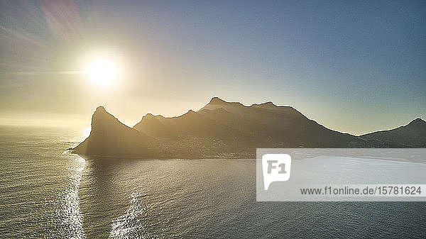 Südafrika  Luftaufnahme von Hout Bay vom Chapmans Peak bei Sonnenuntergang