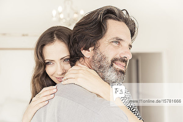 Porträt eines lächelnden Paares  das sich umarmt