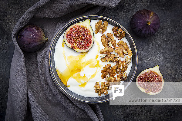 Schale mit griechischem Joghurt mit Honig Walnüssen und geschnittener Feige