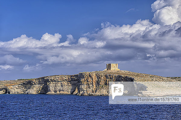 Malta Comino Wolken über den Küstenklippen und dem Saint Marys Tower
