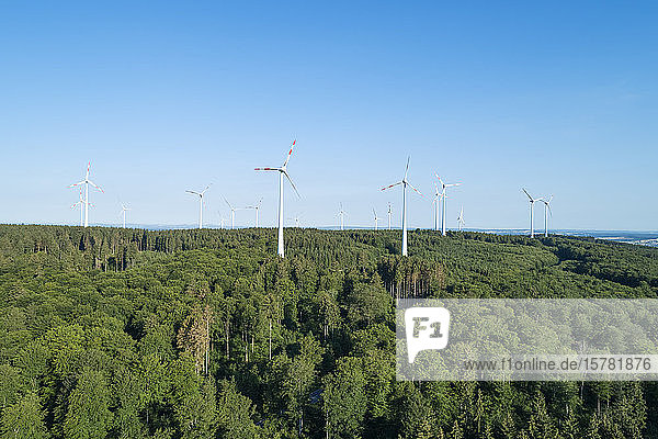 Deutschland  Rheinland-Pfalz  Westerwald  Luftaufnahme einer ländlichen Landschaft mit Windkraftanlagen