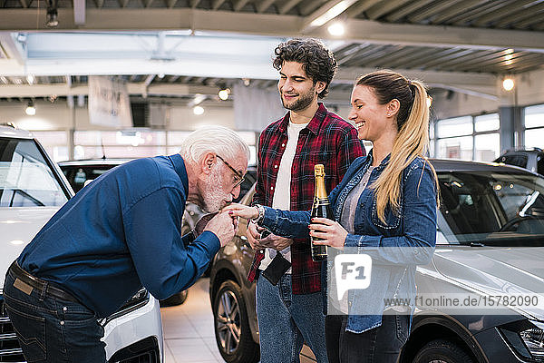 Ehepaar kauft Neuwagen im Autohaus