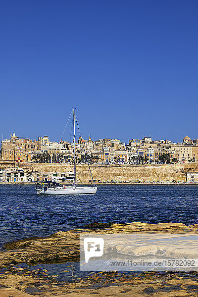 Malta Valletta Stadtansicht von Birgu-Seite mit Segelboot im Grand Harbour