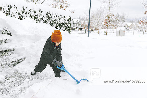 Kleiner Junge schaufelt Schnee  Vancouver  Kanada