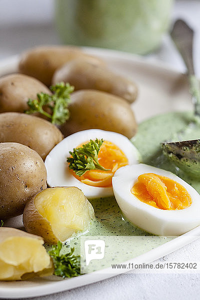Kartoffelteller mit gekochten Eiern  Petersilie und Salsa-verde-Sauce