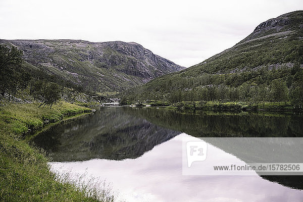 Landschaftsbild eines breiten Flusses und Spiegelung der Berge  Lakselv  Norwegen