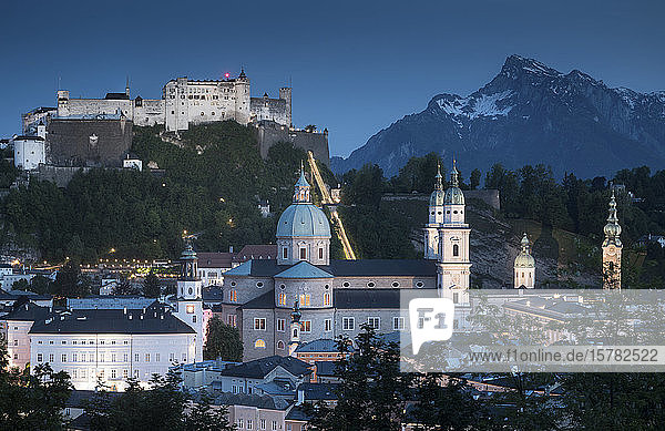 Österreich  Salzburger Land  Salzburg  Altstadt und Berg in der Abenddämmerung