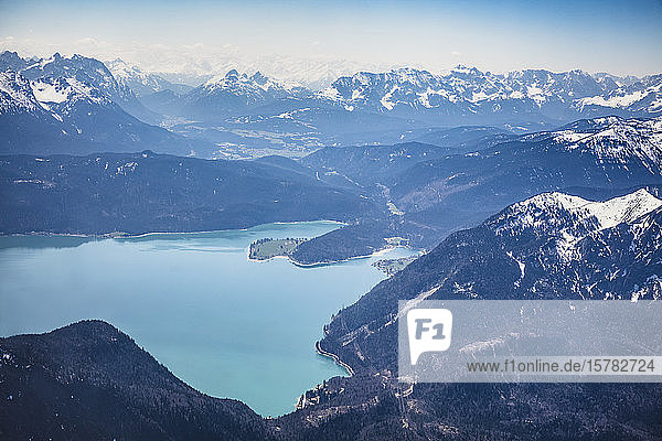 Deutschland  Bayern  Kochel am See  Luftaufnahme des Walchensees und der umliegenden Berge