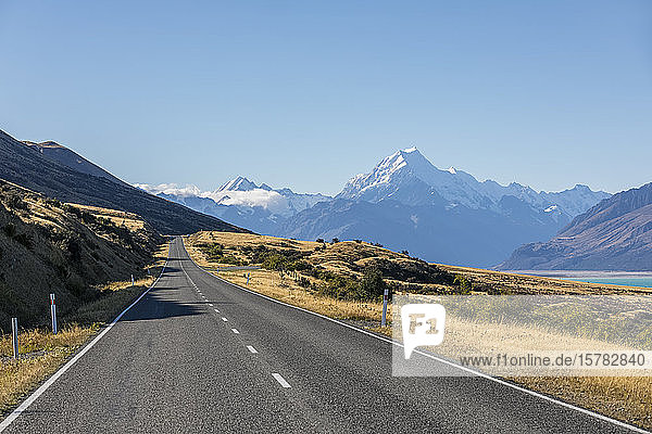 Neuseeland  Neuseeländischer State Highway 80 mit Mount Cook im Hintergrund