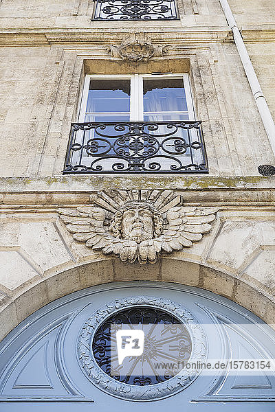 Frankreich  Gironde  Bordeaux  Niedrigwinkelansicht des Maskarons  das den Eingang des Wohngebäudes ziert