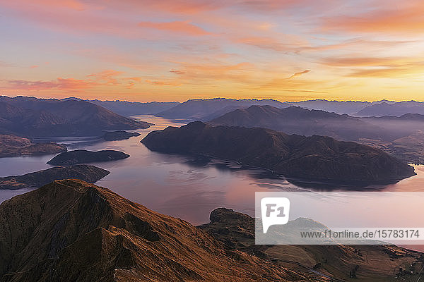 Wanakasee bei Sonnenaufgang  Blick vom Roys Peak  Südinsel  Neuseeland
