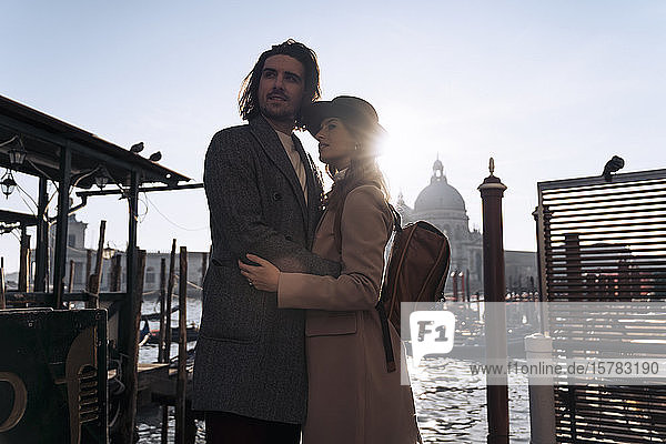 Liebenswertes junges Paar am Wasser in Venedig  Italien