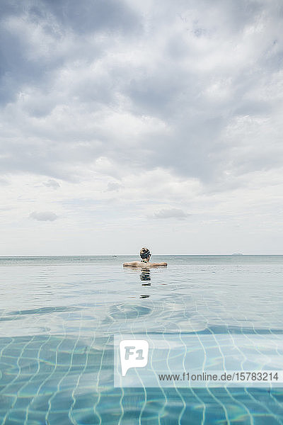 Rückansicht einer Frau im Infinity-Pool  Koh Lanta  Thailand