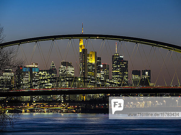 Deutschland  Hessen  Frankfurt  Frankfurt am Main Skyline hinter der Ostendbrücke in der Abenddämmerung