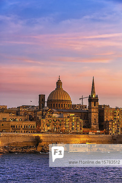 Malta Valletta Stadtsilhouette bei Sonnenuntergang Boote im Hafen von Marsamxett im Vordergrund