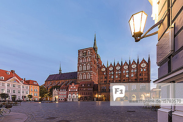 Deutschland  Mecklenburg-Vorpommern  Stralsund  Stadtplatz vor der Nikolaikirche in der Abenddämmerung