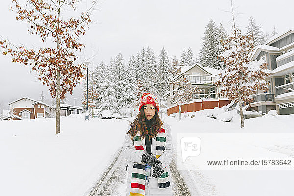 Porträt einer Frau  die im Winter Handschuhe anzieht  Vancouver  Kanada