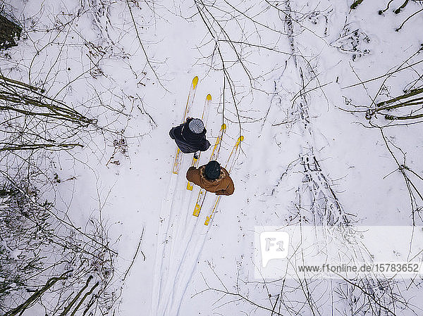 Luftaufnahme eines Paares mit Skiern im Wald,  Gebiet Leningrad,  Russland