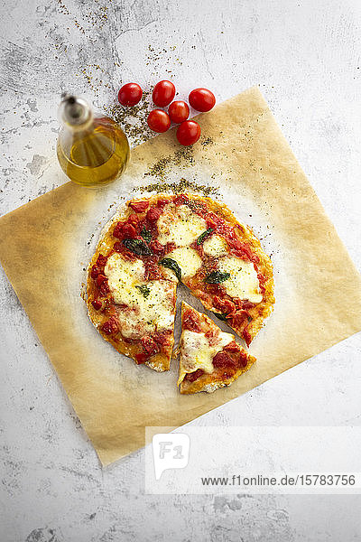 Verzehrfertige hausgemachte Pizza Margharita