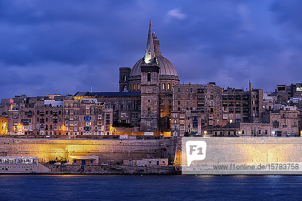 Malta  Valletta  Nachts beleuchtete Altstadt über Wasser gesehen