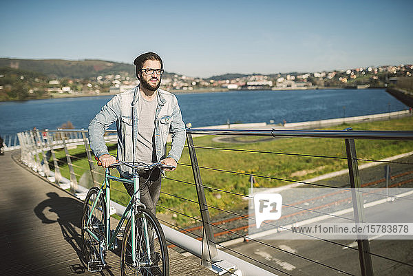 Junger Mann pendelt mit seinem Fixie-Rad in der Stadt