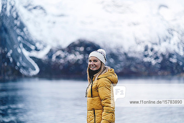Porträt eines glücklichen Touristen auf Hamnoy,  Lofoten,  Norwegen