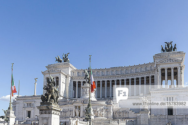 Italien  Rom  Klarer Himmel über dem Viktor-Emmanuel-II-Denkmal