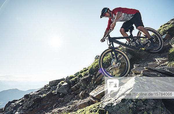 Mountainbike-Mountainbiken gegen die Sonne in Graubünden  Schweiz