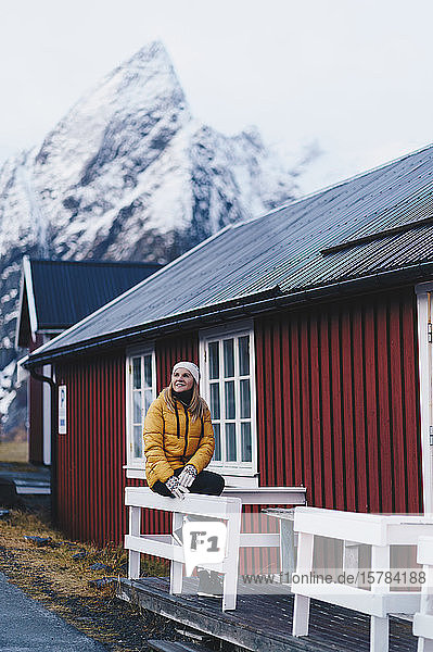 Tourist auf einer Veranda auf Hamnoy Lofoten Norwegen