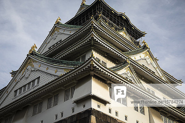 Japan  Osaka  Niederwinkelansicht der Burg