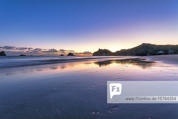 New Zealand  Waikato  Hahei  Long exposure of Mercury Bay at purple sunrise