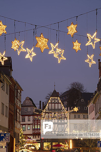 Deutschland  Hessen  Limburg an der Lahn  Weihnachtsdekorationen leuchten in der Abenddämmerung über dem Marktplatz