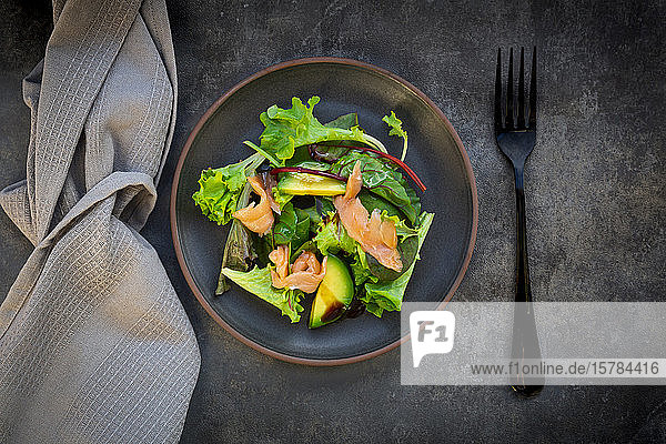 Teller grüner Salat mit Feldsalat, Rucola, Spinat, rotem Blattsalat ...