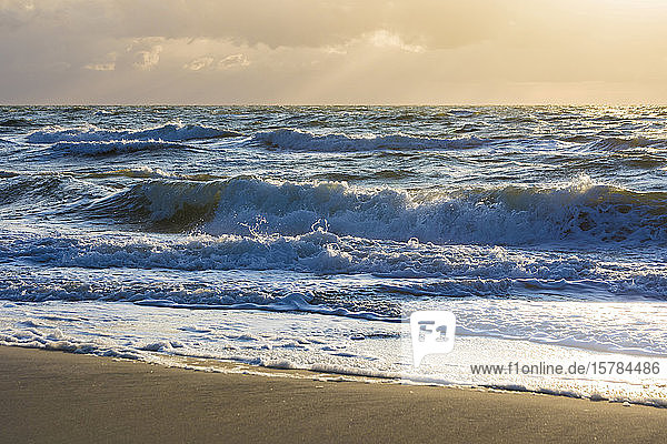 Deutschland  Mecklenburg-Vorpommern  Prerow  Wellen streichen in der Abenddämmerung über den Sandstrand der Ostsee