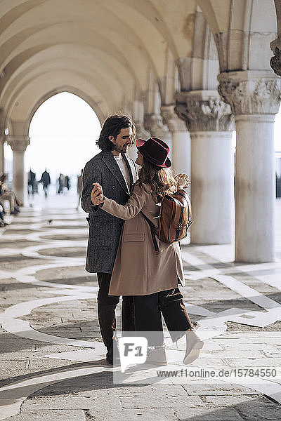 Liebevolles junges Paar in der Stadt Venedig  Italien