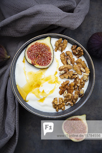 Schale mit griechischem Joghurt mit Honig  Walnüssen und geschnittener Feige