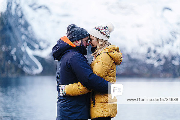 Liebenswertes Touristenpaar auf Hamnoy  Lofoten  Norwegen