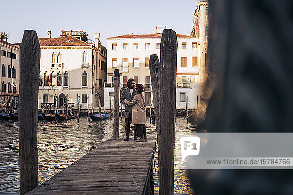 Junges Paar auf einem Steg am Canal Grande in Venedig  Italien