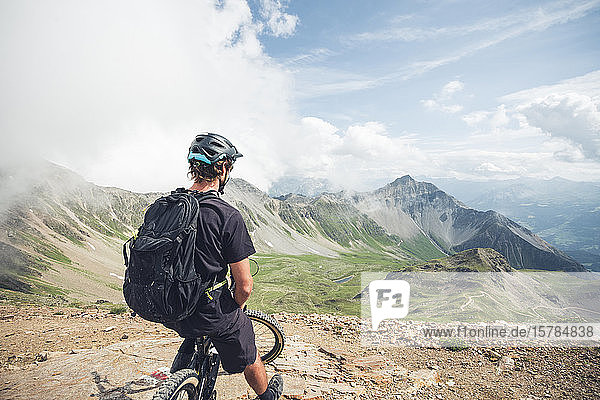 Mountainbiker am Aussichtspunkt auf der Lenzerheide in Graubünden  Schweiz