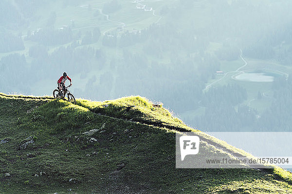 Mountainbiker auf einem Weg in Graubünden  Schweiz