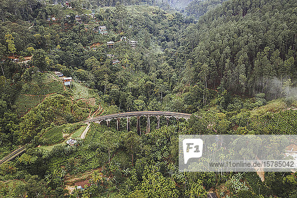 Sri Lanka  Provinz Uva  Demodara  Luftaufnahme der Nine Arch Bridge und der Stadt in einem grünen  bewaldeten Tal