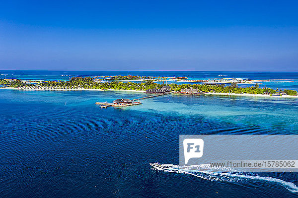 Malediven  Luftaufnahme eines Motorbootes vor dem Touristenzentrum der Insel Olhuveli