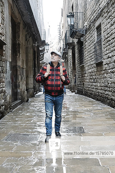 Älterer Mann zu Fuß in der Stadt  Barcelona  Spanien