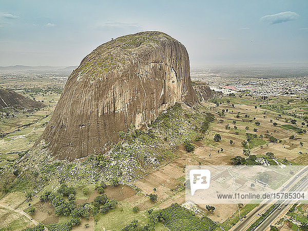 Nigeria  Bundesstaat Niger  Abuja  Luftaufnahme des Zuma-Felsmonolithen