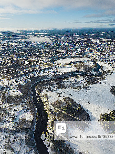 Russland  Gebiet Leningrad  Tichvin  Luftaufnahme des Flusses Tichvinka und der Stadt im Winter