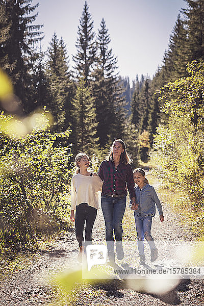 Mutter wandert mit Töchtern in den Bergen