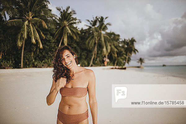 Porträt einer glücklichen Frau am Strand  Insel Maguhdhuvaa  Gaafu-Dhaalu-Atoll  Malediven