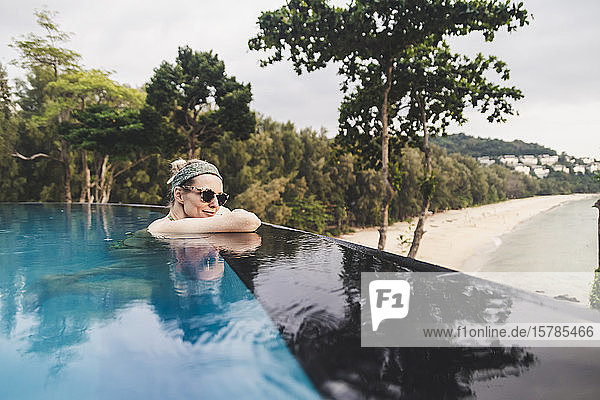 Frau entspannt sich im Infinity-Pool  Nai Thon Beach  Phuket  Thailand