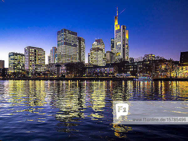 Deutschland  Hessen  Frankfurt  Skyline der Waterfront-Stadt in der Abenddämmerung