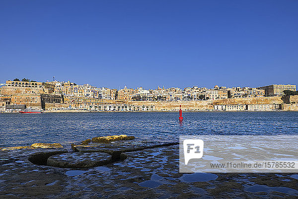 Malta Valletta Stadtlandschaft mit Meer im Vordergrund